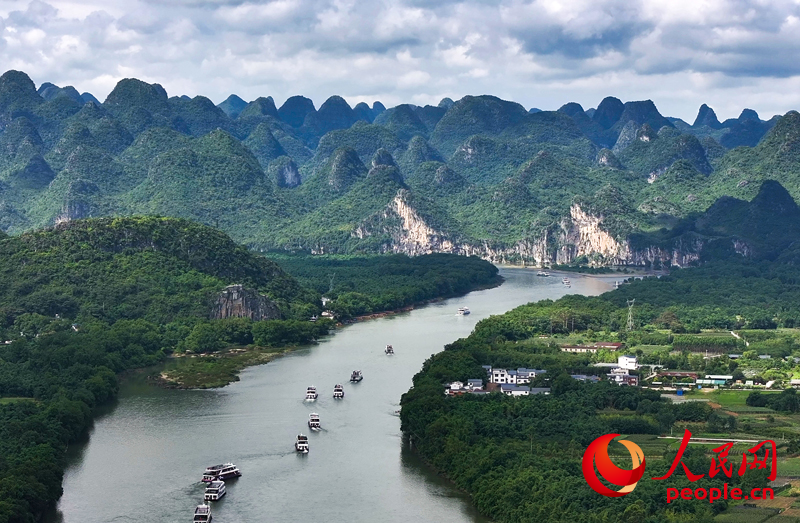 漓江上，游船穿梭于青山绿水间。人民网 雷琦竣摄